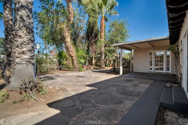 a view of a house with backyard