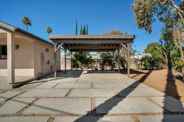 a view of a backyard of the house