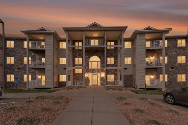 $195,000 | 1590 Parkwood Drive, Unit 207, Woodbury, MN 55125