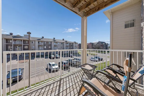 $195,000 | 1590 Parkwood Drive, Unit 207, Woodbury, MN 55125