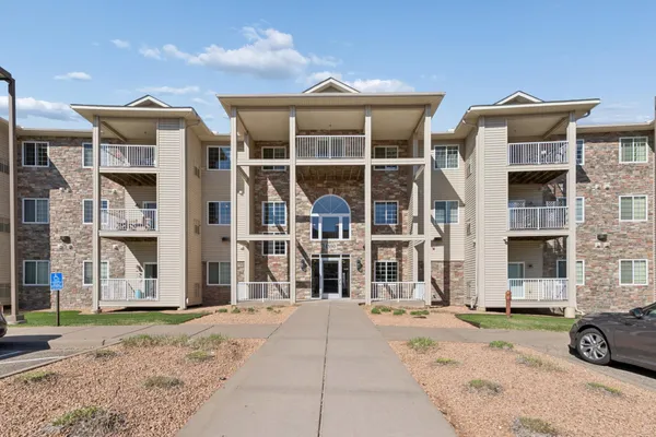 $195,000 | 1590 Parkwood Drive, Unit 207, Woodbury, MN 55125