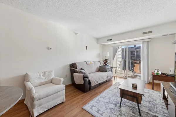 $195,000 | 1590 Parkwood Drive, Unit 207, Woodbury, MN 55125