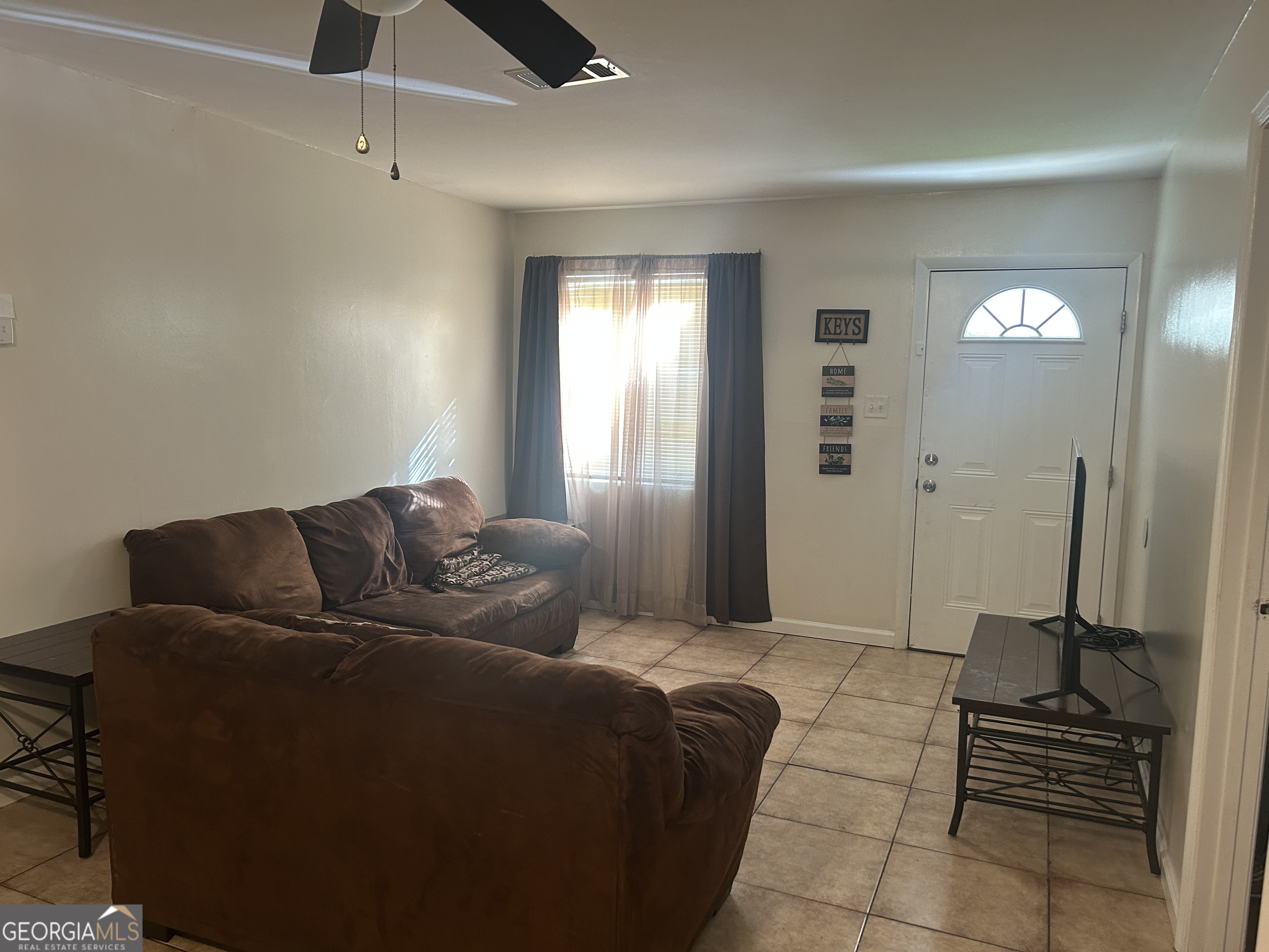 219 Oregon Trail Warner Robins, GA 31093 - Photo 3 of 8 a living room with furniture