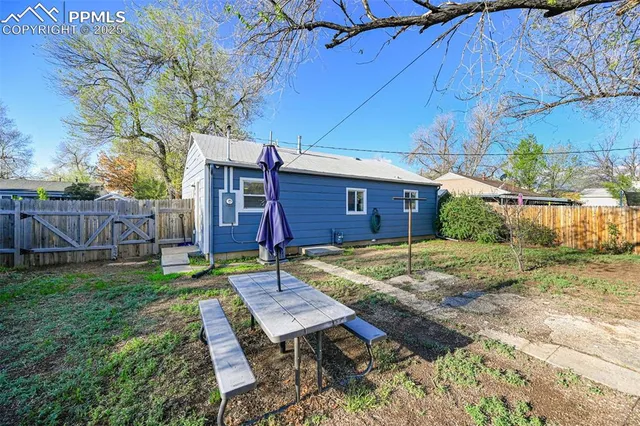 a view of a house with backyard