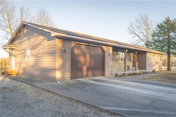 $865,000 | 6260 183rd Road, Chanute, KS 66720