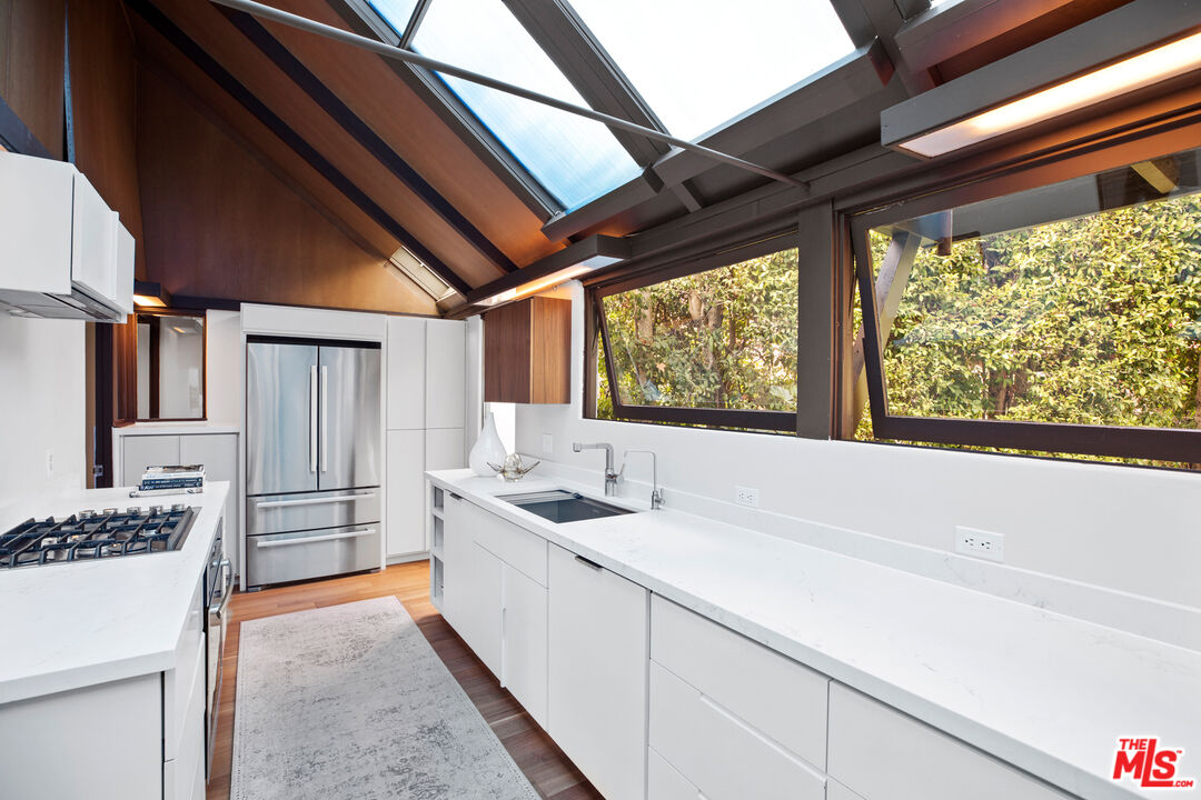 175 Greenfield Avenue Los Angeles, CA 90049 - Photo 11 of 26