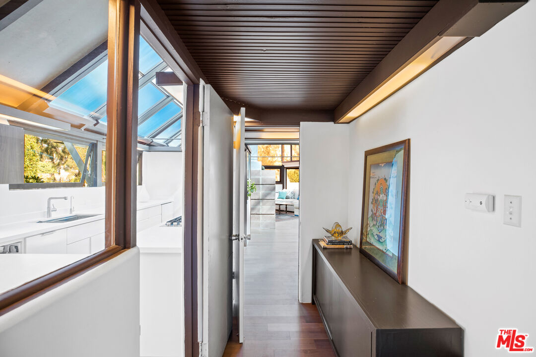 175 Greenfield Avenue Los Angeles, CA 90049 - Photo 12 of 26