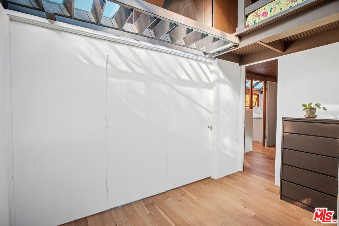 175 Greenfield Avenue Los Angeles, CA 90049 - Photo 16 of 26