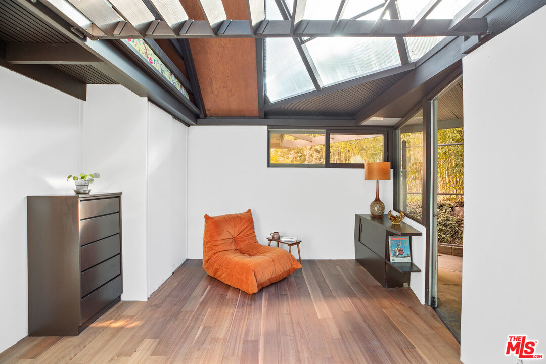 175 Greenfield Avenue Los Angeles, CA 90049 - Photo 18 of 26