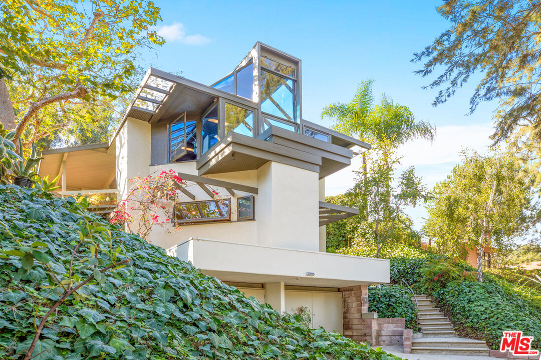 175 Greenfield Avenue Los Angeles, CA 90049 - Photo 2 of 26