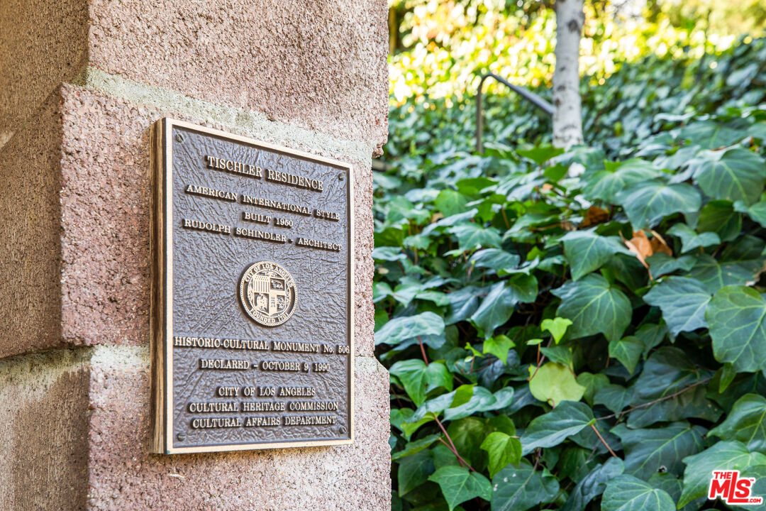 175 Greenfield Avenue Los Angeles, CA 90049 - Photo 3 of 26