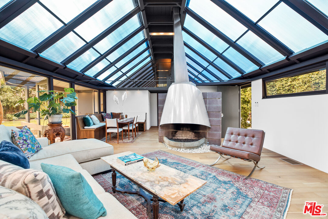 175 Greenfield Avenue Los Angeles, CA 90049 - Photo 4 of 26