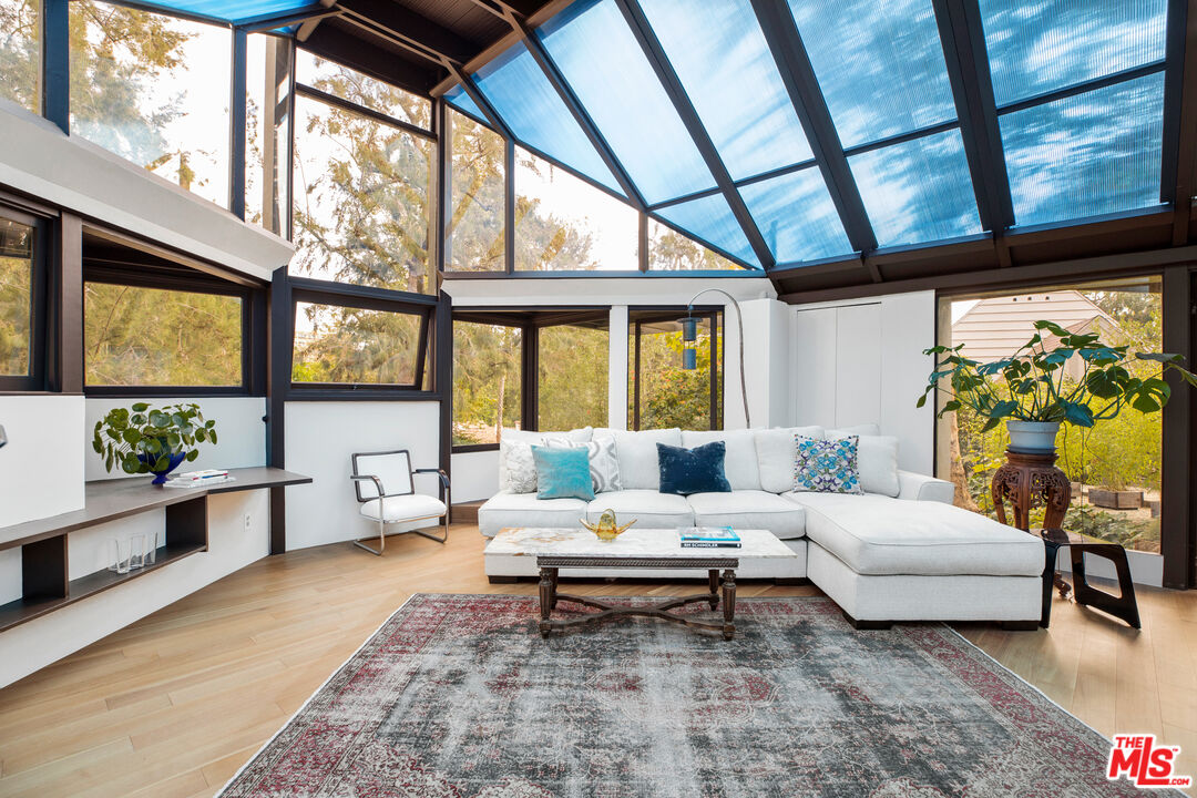 175 Greenfield Avenue Los Angeles, CA 90049 - Photo 5 of 26