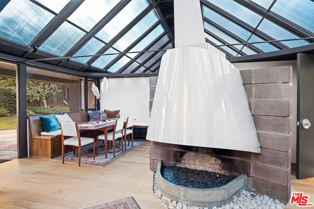 175 Greenfield Avenue Los Angeles, CA 90049 - Photo 7 of 26