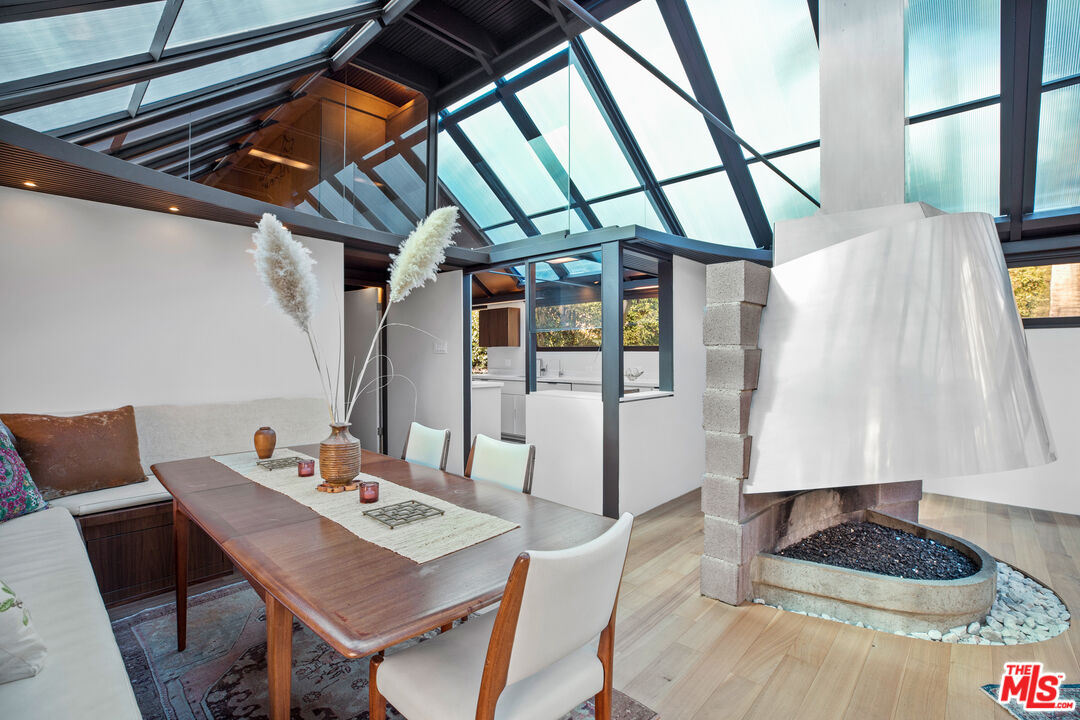 175 Greenfield Avenue Los Angeles, CA 90049 - Photo 9 of 26