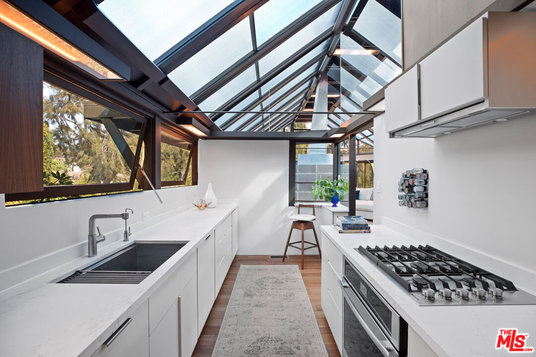 175 Greenfield Avenue Los Angeles, CA 90049 - Photo 10 of 26