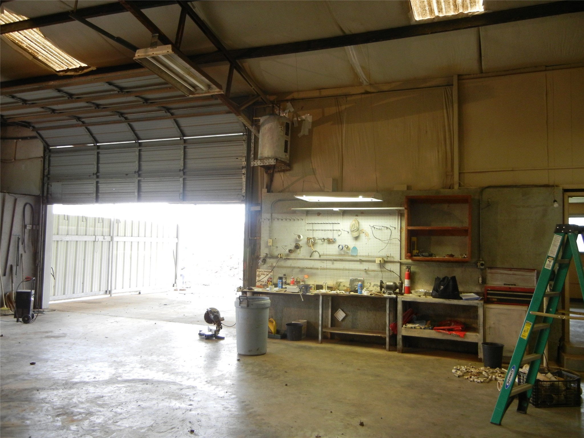 1645 Peach Ridge Road Brookshire, TX 77423 - Photo 4 of 42 Shop interior