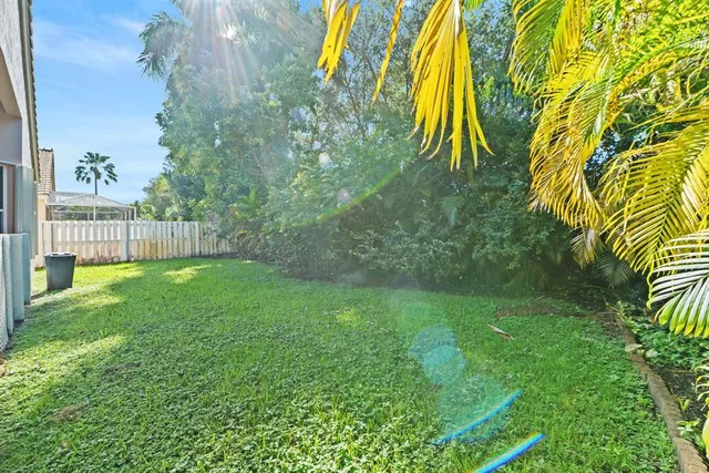 a view of yard with a small yard