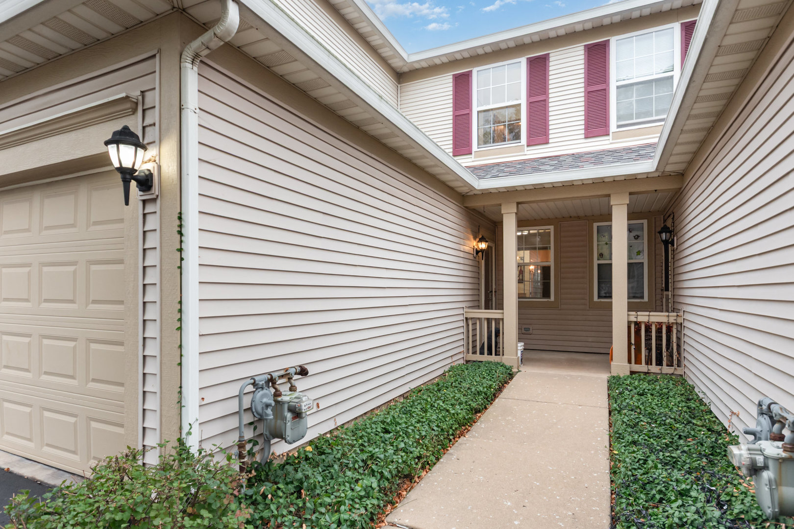 1796 South Wentworth Circle Romeoville, IL 60446 - Photo 2 of 21 a house view with a outdoor space