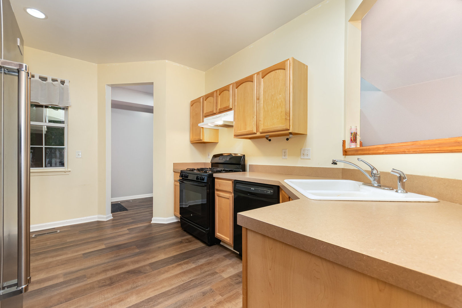 1796 South Wentworth Circle Romeoville, IL 60446 - Photo 9 of 21 a kitchen with a sink stove and refrigerator
