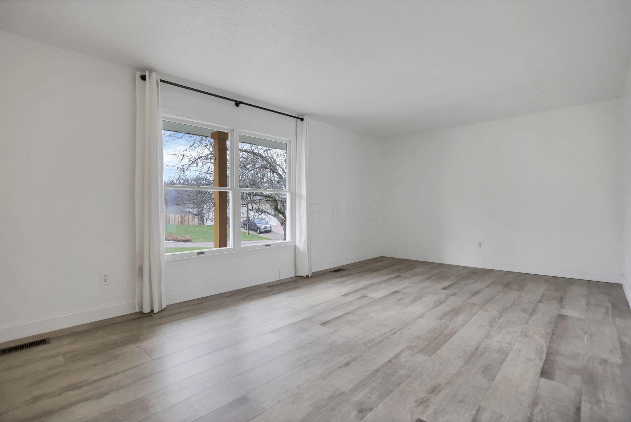 1160 Pembroke Road Newark, OH 43055 - Photo 7 of 58 Living Room
