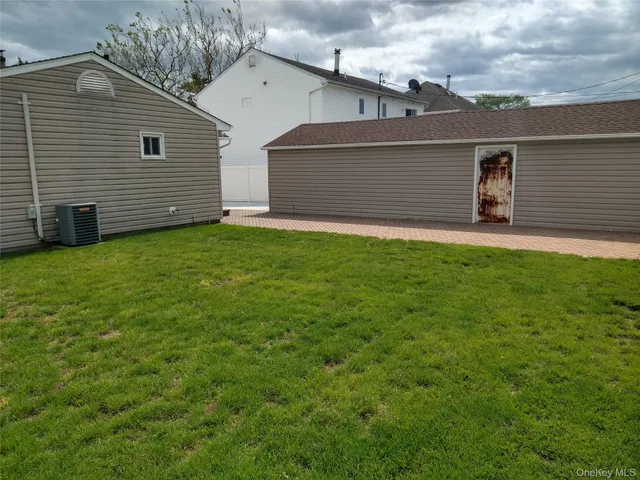a front view of house with yard and garage