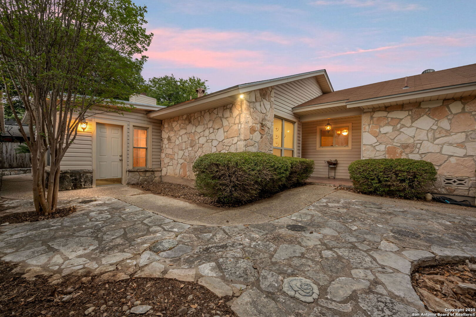 a view of a house with a backyard