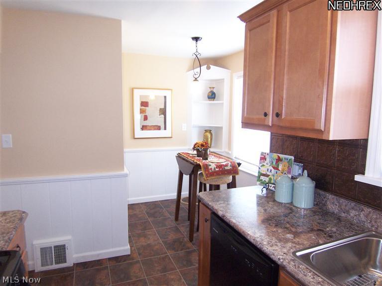 4089 Bushnell Road University Heights, OH 44121 - Photo 9 of 25 Dinette area