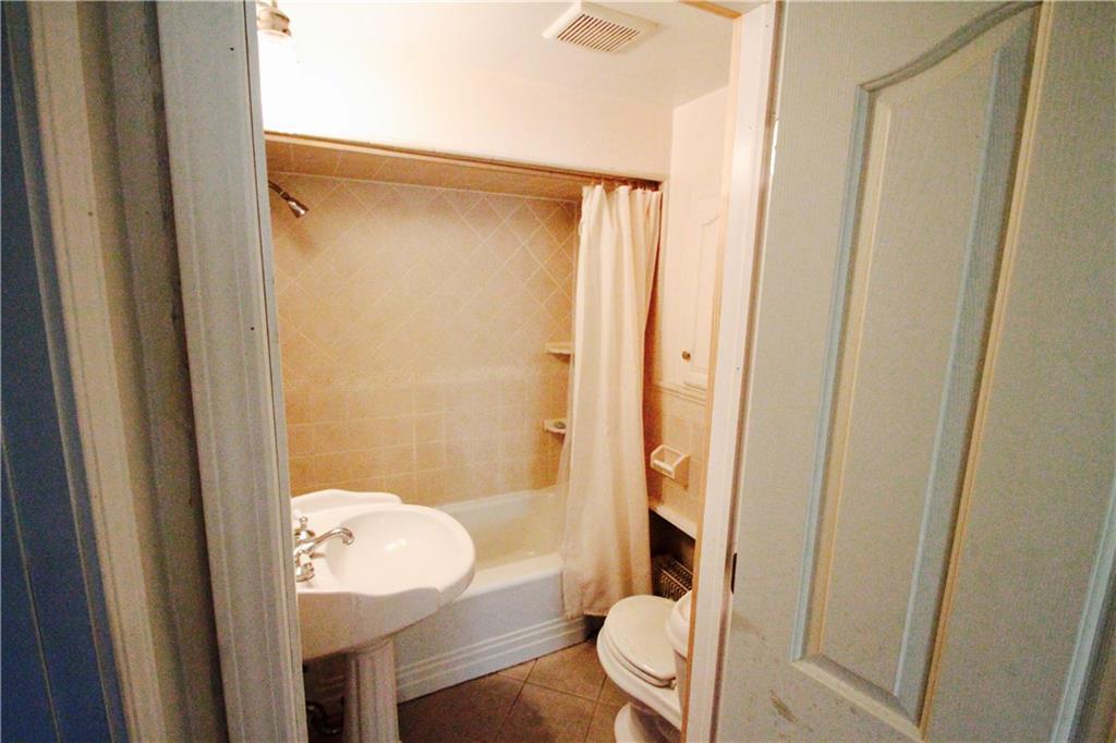 144 Ridgewood Road Pittsburgh, PA 15237 - Photo 15 of 22 2nd floor full bath