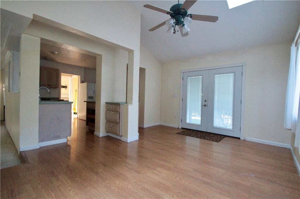 144 Ridgewood Road Pittsburgh, PA 15237 - Photo 3 of 22 Morning room off the kitchen, large enough for growing family to enjoy mealtime together!