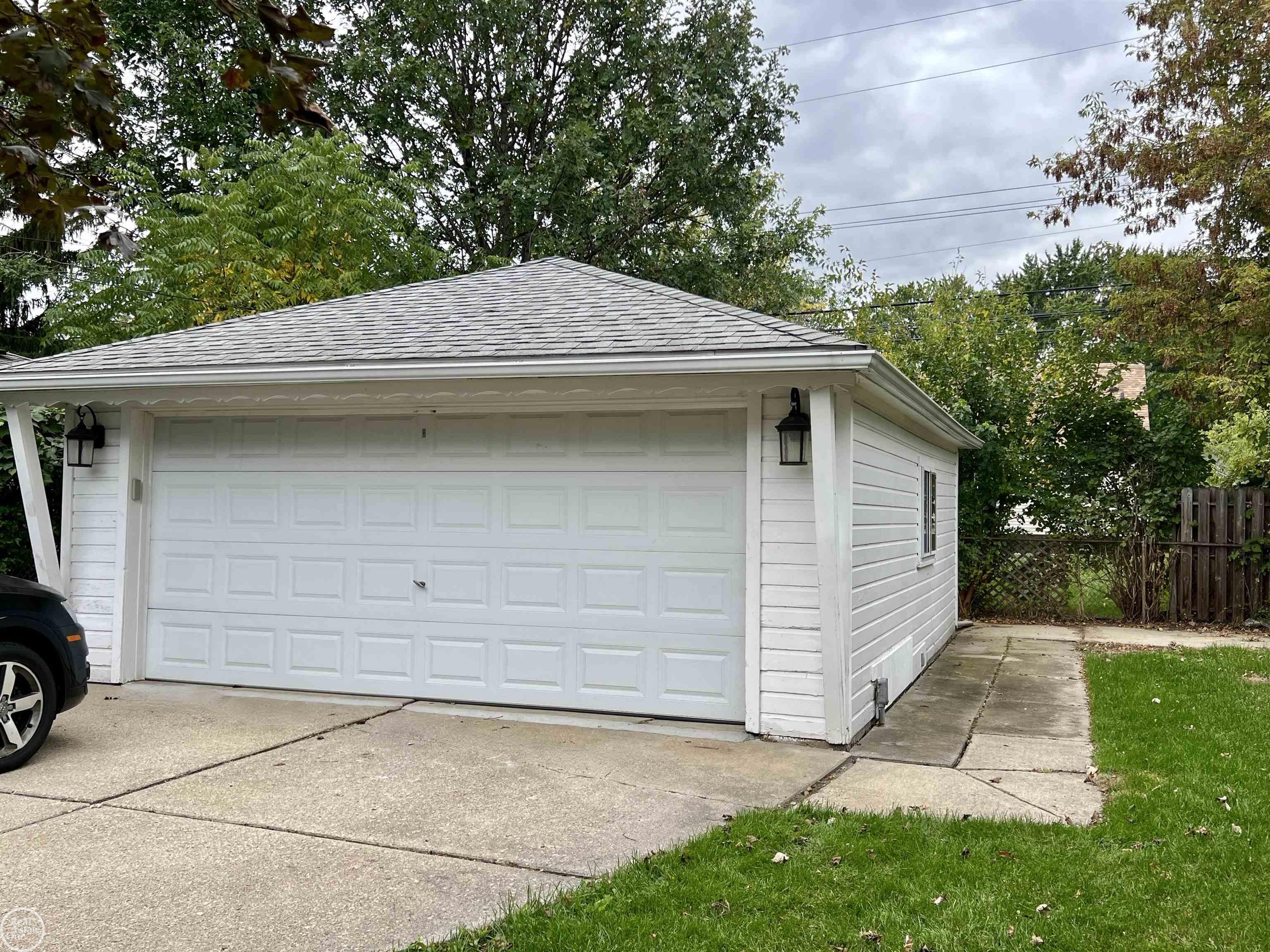 23015 Roxana Avenue Eastpointe, MI 48021 - Photo 25 of 37 50091719-24.JPG