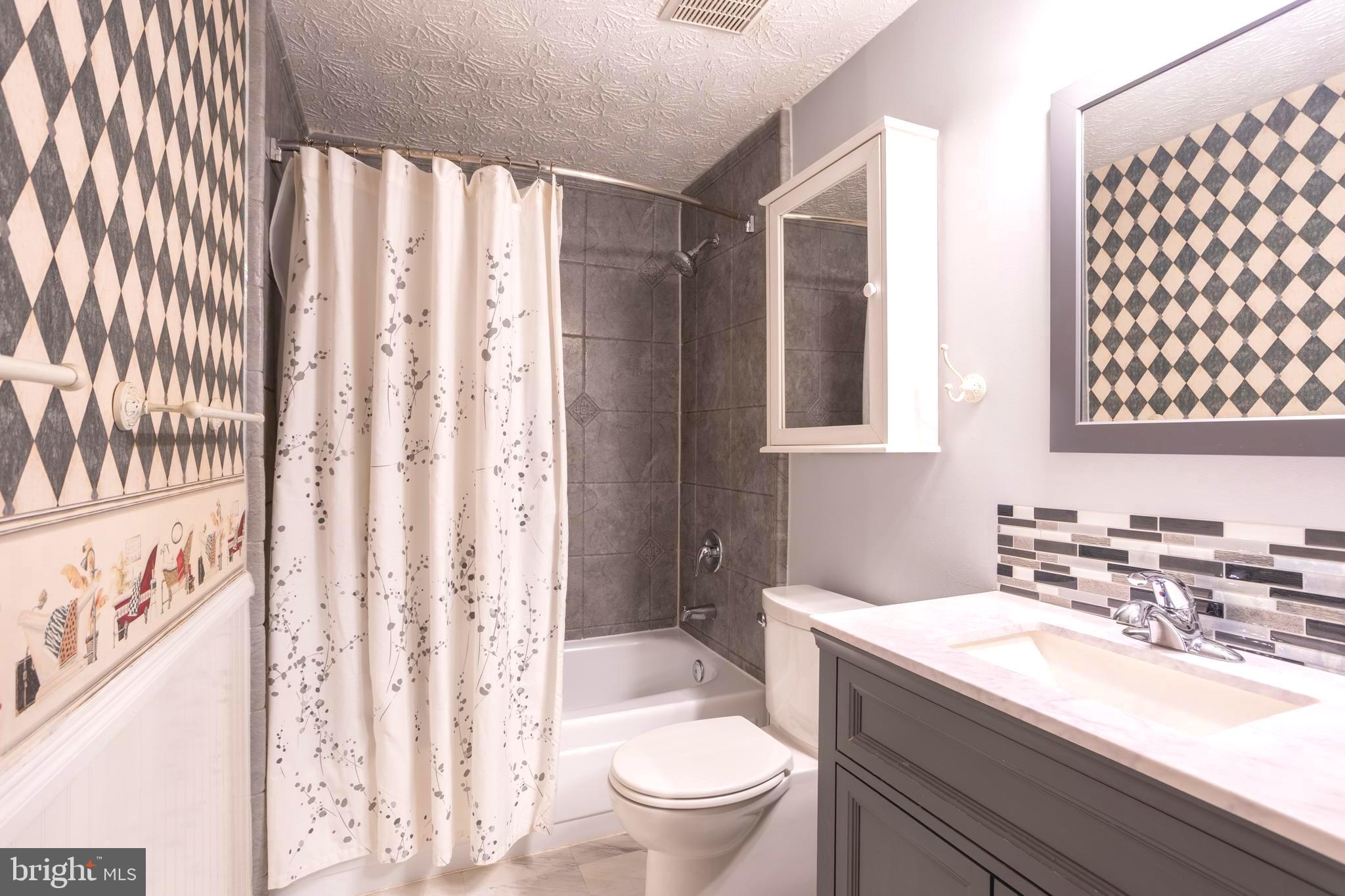 39 Trailwood Road Baltimore, MD 21236 - Photo 17 of 24 2nd floor main bath