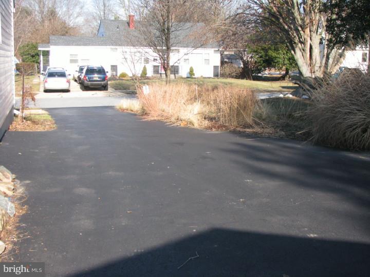 512 Lisbeth Road Newark, DE 19713 - Photo 22 of 25 Driveway