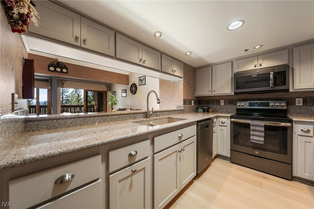 335 Ski Way, Unit 329 Incline Village, NV 89451 - Photo 9 of 39 Kitchen