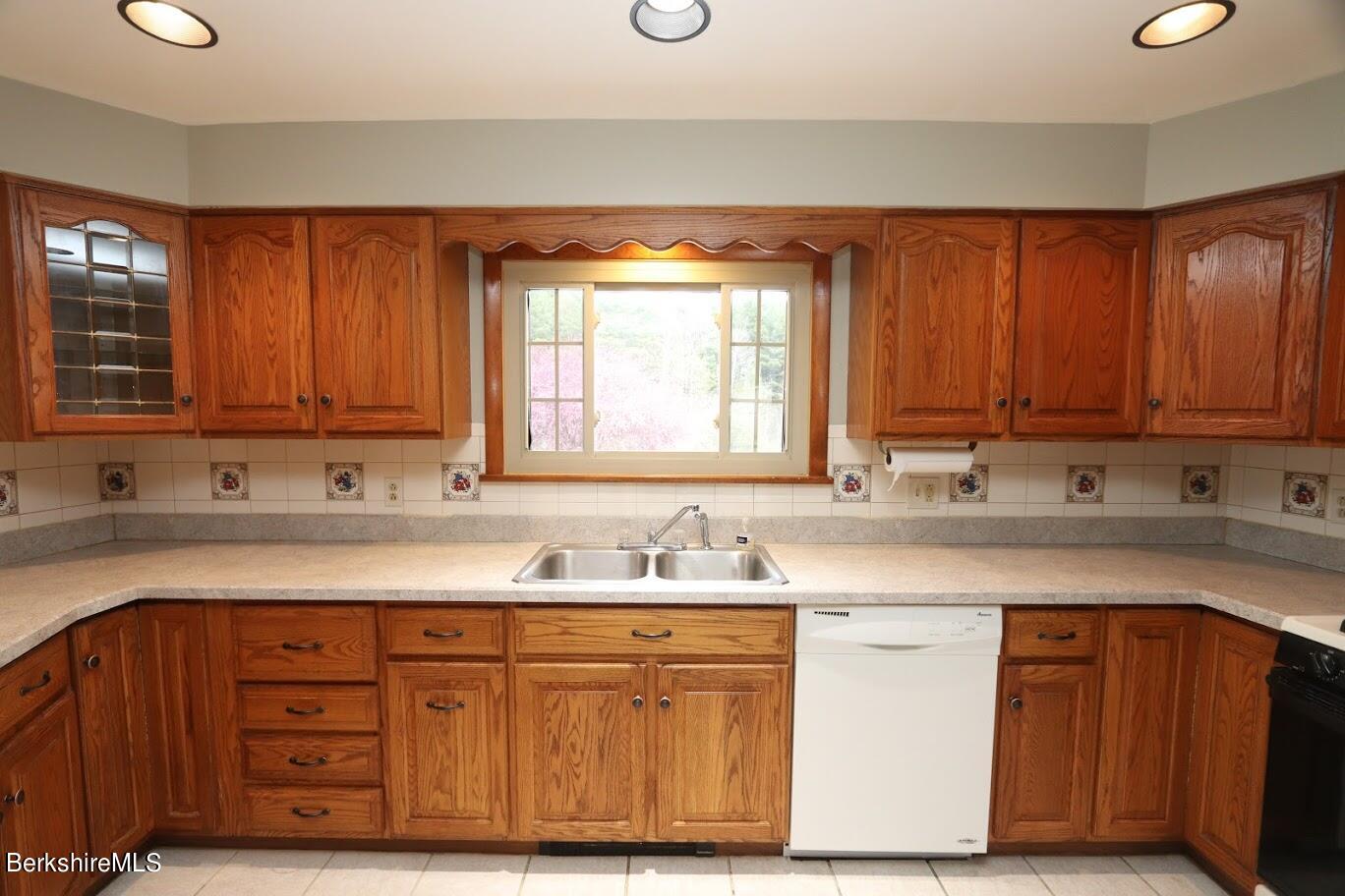 82 Oak Hill Road Pittsfield, MA 01201 - Photo 7 of 29 Kitchen 1