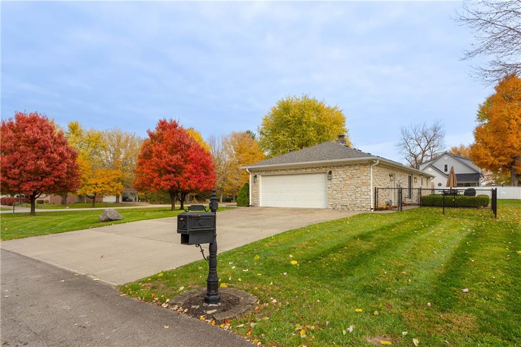 1151 Rector Court Indianapolis, IN 46229 - Photo 3 of 58 Gallery Image 3