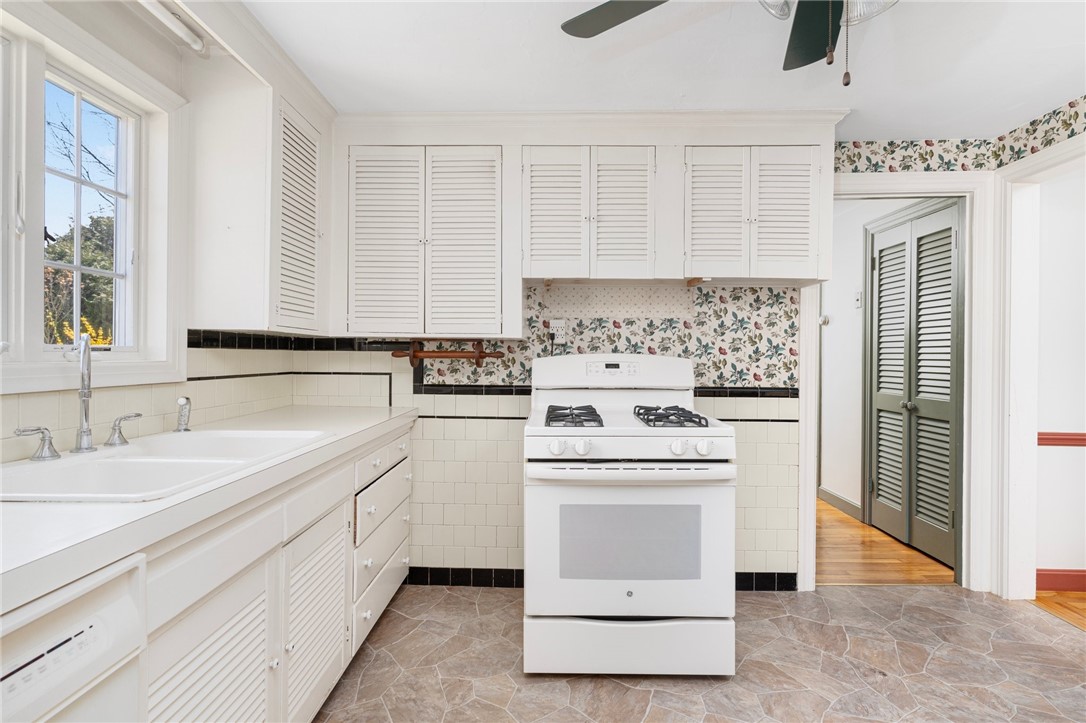 10 Enfield Road Warwick, RI 02886 - Photo 14 of 38 Gallery Image 14