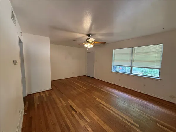 $1,250 | 513 Cynisca Street, Waxahachie, TX 75165