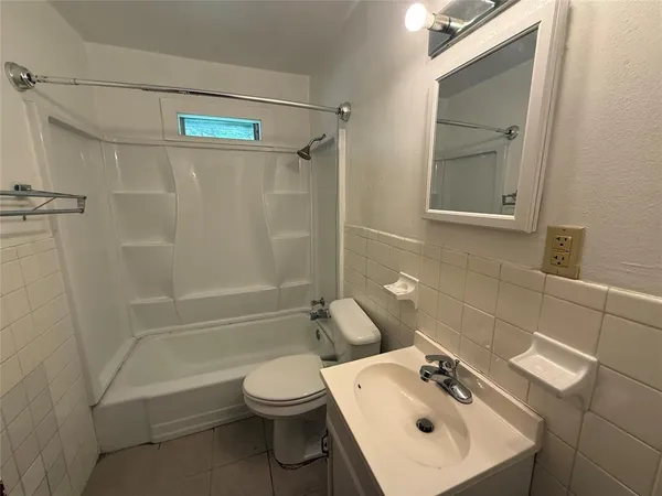 $1,250 | 513 Cynisca Street, Waxahachie, TX 75165