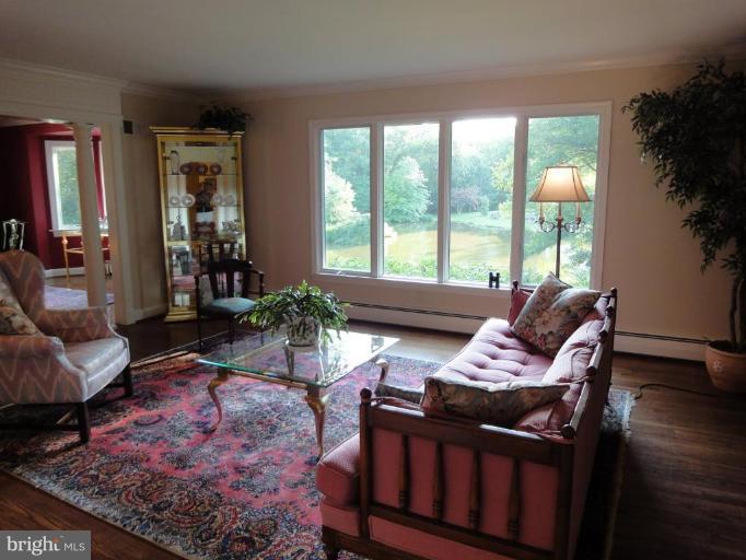 15306 Merrifields Court Silver Spring, MD 20906 - Photo 5 of 26 Living Room