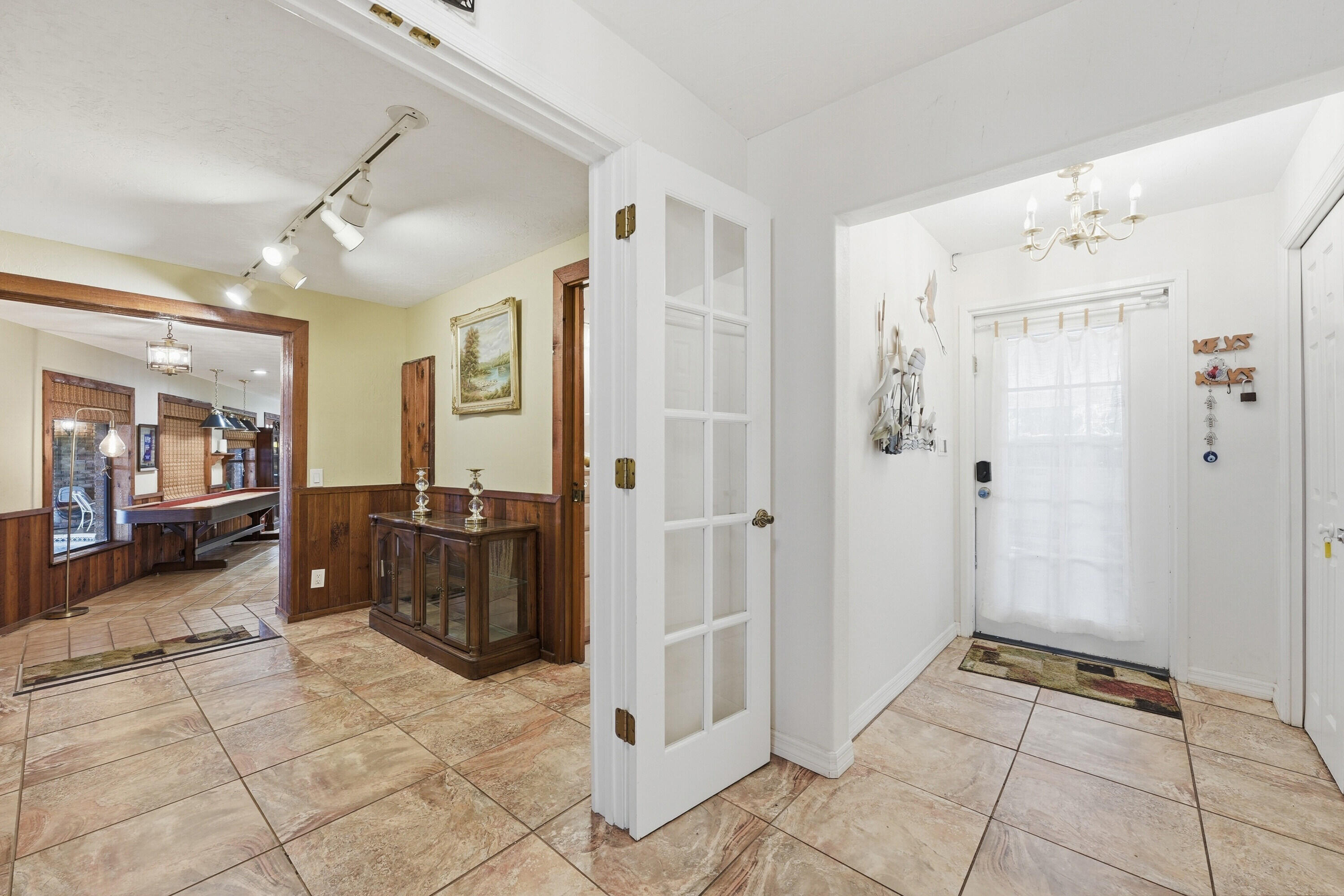 200 Windy Point Road Lake Placid, FL 33852 - Photo 3 of 74 a spacious bathroom with a glass shower door and a mirror