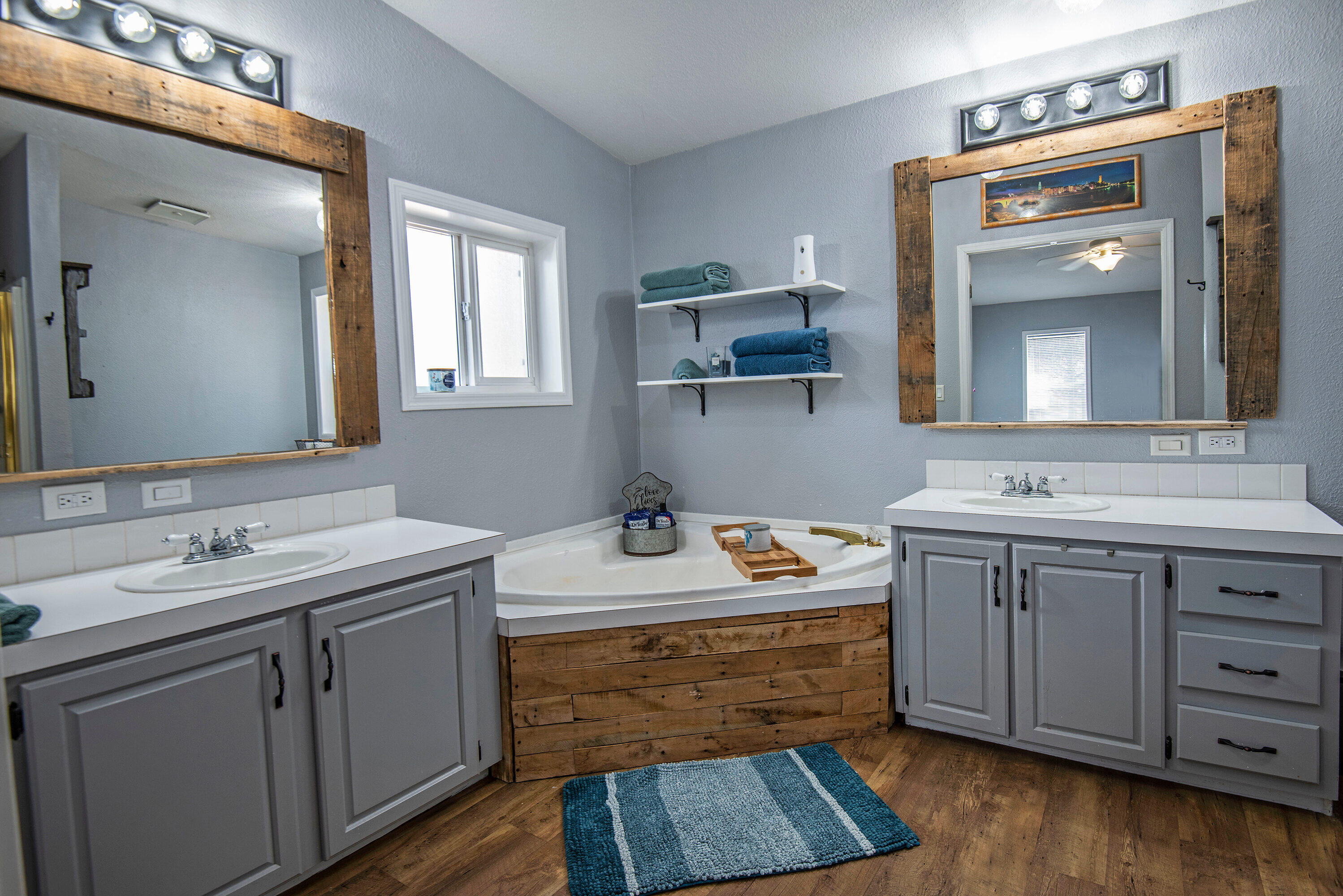 55842 Swan Road Bend, OR 97707 - Photo 13 of 25 Soaking tub and stall shower