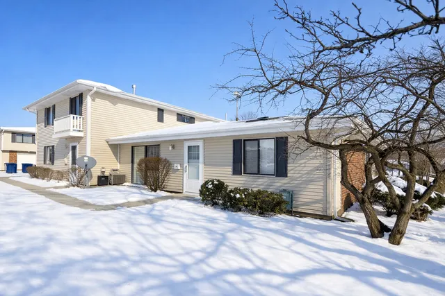 $2,000 | 1313 Wakeby Lane, Unit 1313, Schaumburg, IL 60193