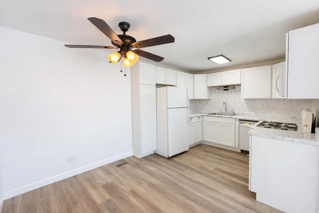 $2,000 | 1313 Wakeby Lane, Unit 1313, Schaumburg, IL 60193