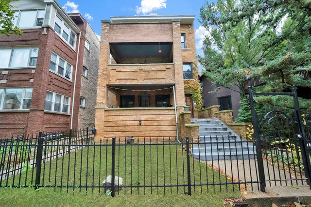 $3,000 | 1121 West Columbia Avenue, Unit 2F, Chicago, IL 60626