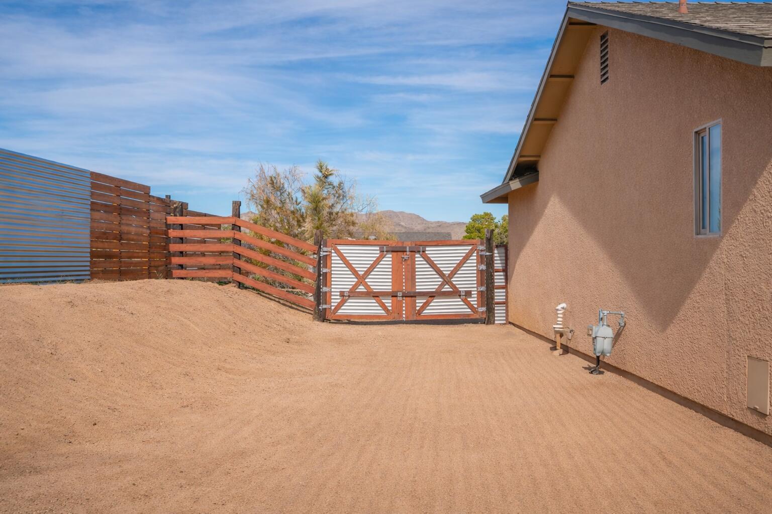 61869 Grand View Circle Joshua Tree, CA 92252 - Photo 33 of 34 Right exterior side yard showing gate