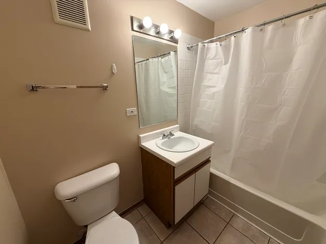 $2,190 | 311 Sheffield Court, Unit 1, Roselle, IL 60172