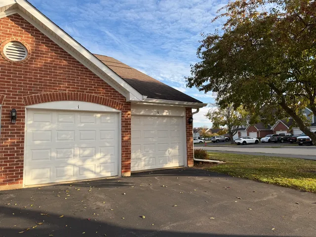 $2,190 | 311 Sheffield Court, Unit 1, Roselle, IL 60172