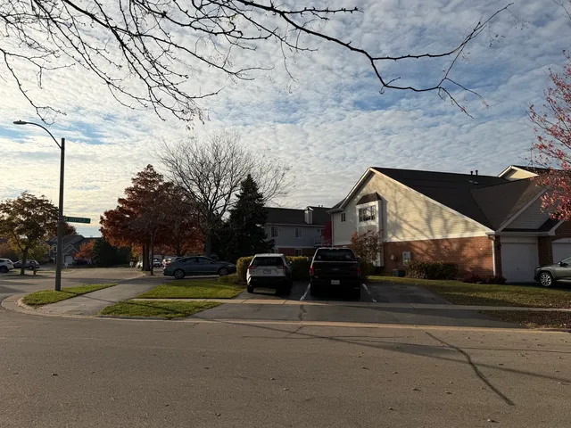 $2,190 | 311 Sheffield Court, Unit 1, Roselle, IL 60172