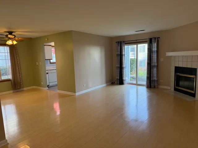 $2,190 | 311 Sheffield Court, Unit 1, Roselle, IL 60172